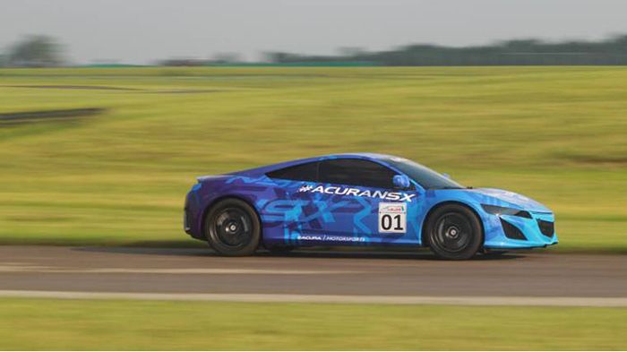 Το νέο NSX θα έχει έναν κινητήρα τοποθετημένο στη μέση και θα συνδυάζεται με την υβριδική τεχνολογία της εταιρείας που ακούει στο όνομα: Sport Hybrid 